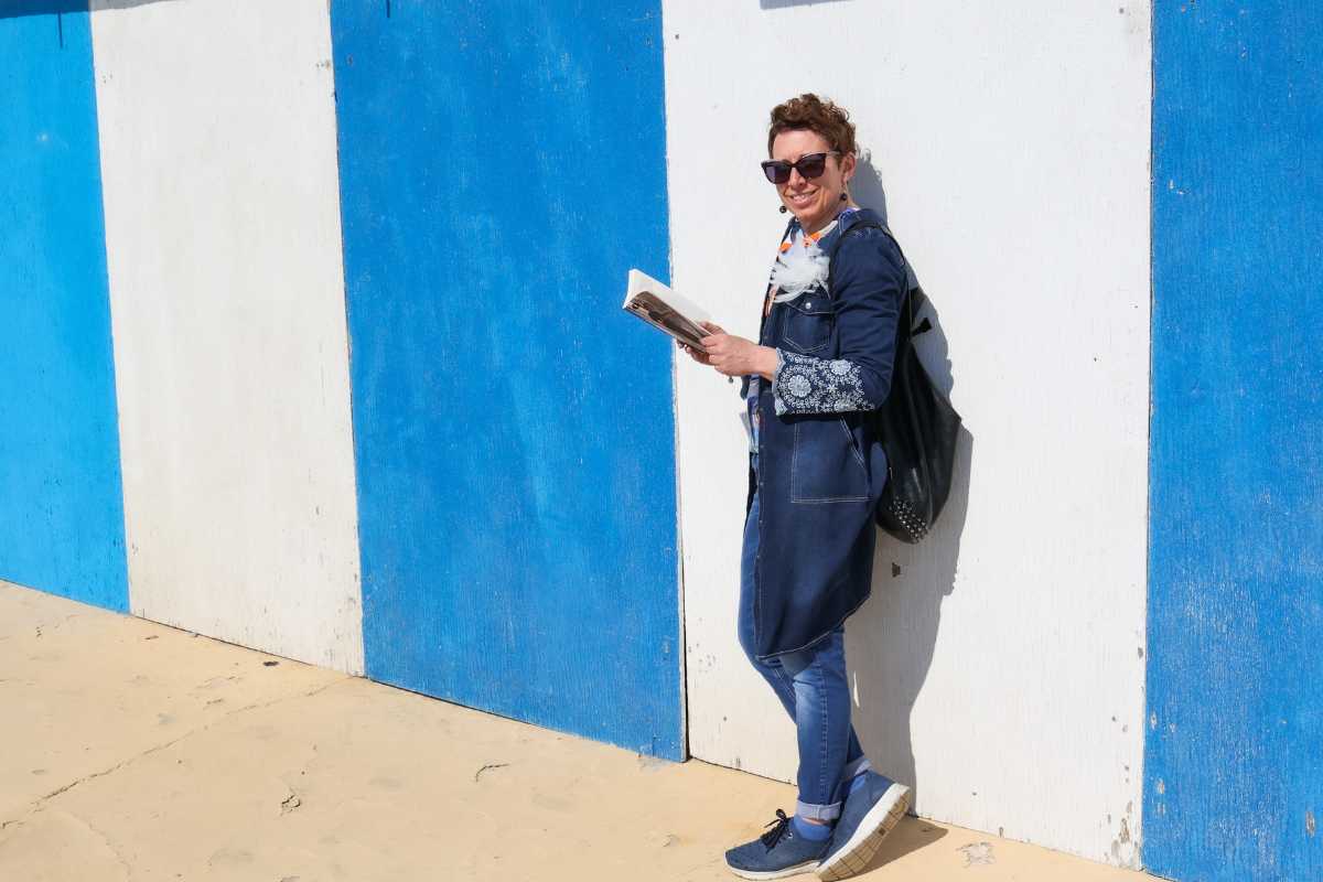 Pausa Lettura Ilaria Bernini in piedi con un libro aperto in mano