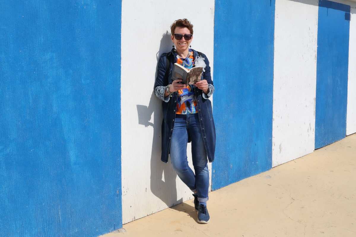 Pausa Lettura Ilaria Bernini in piedi con un libro in mano
