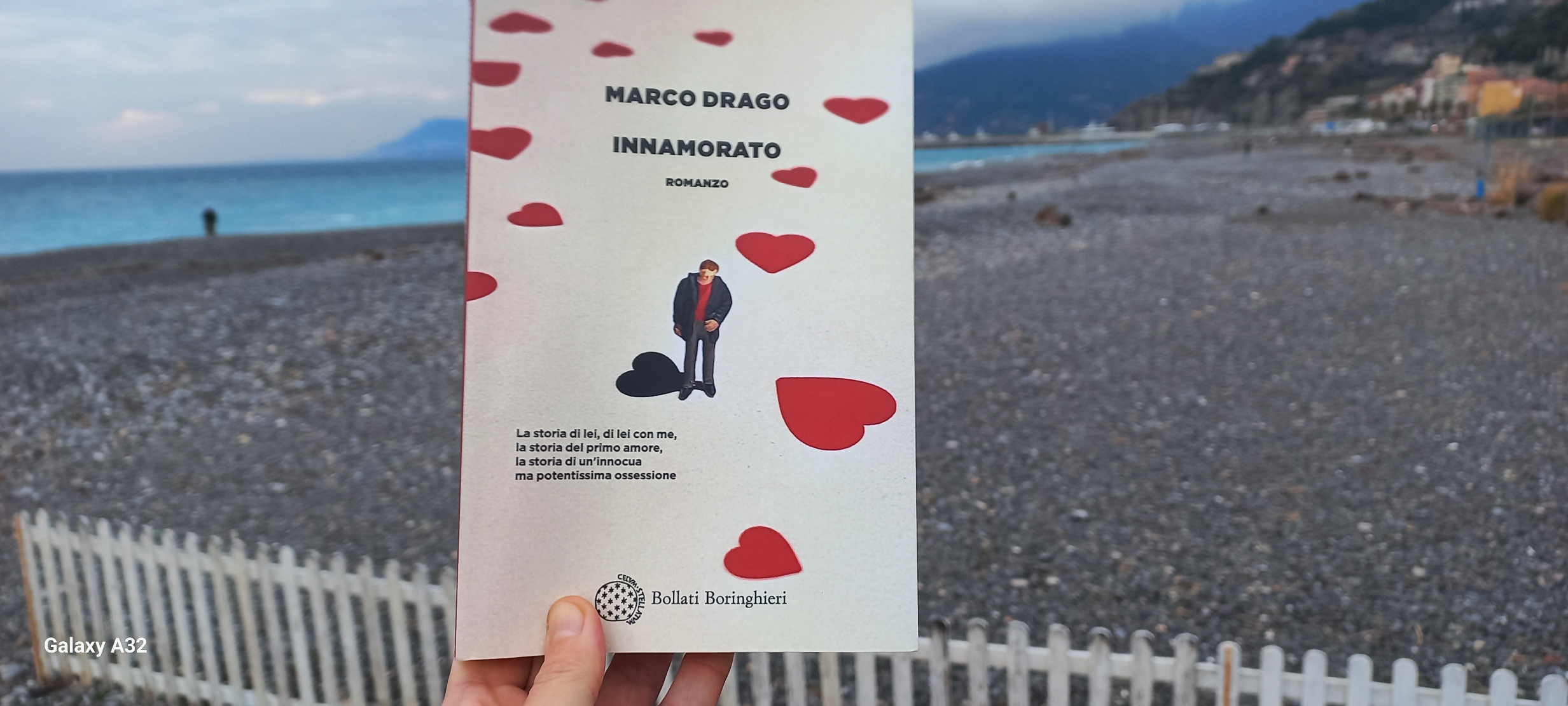 Dettaglio di Innamorato con sfondo di mare.