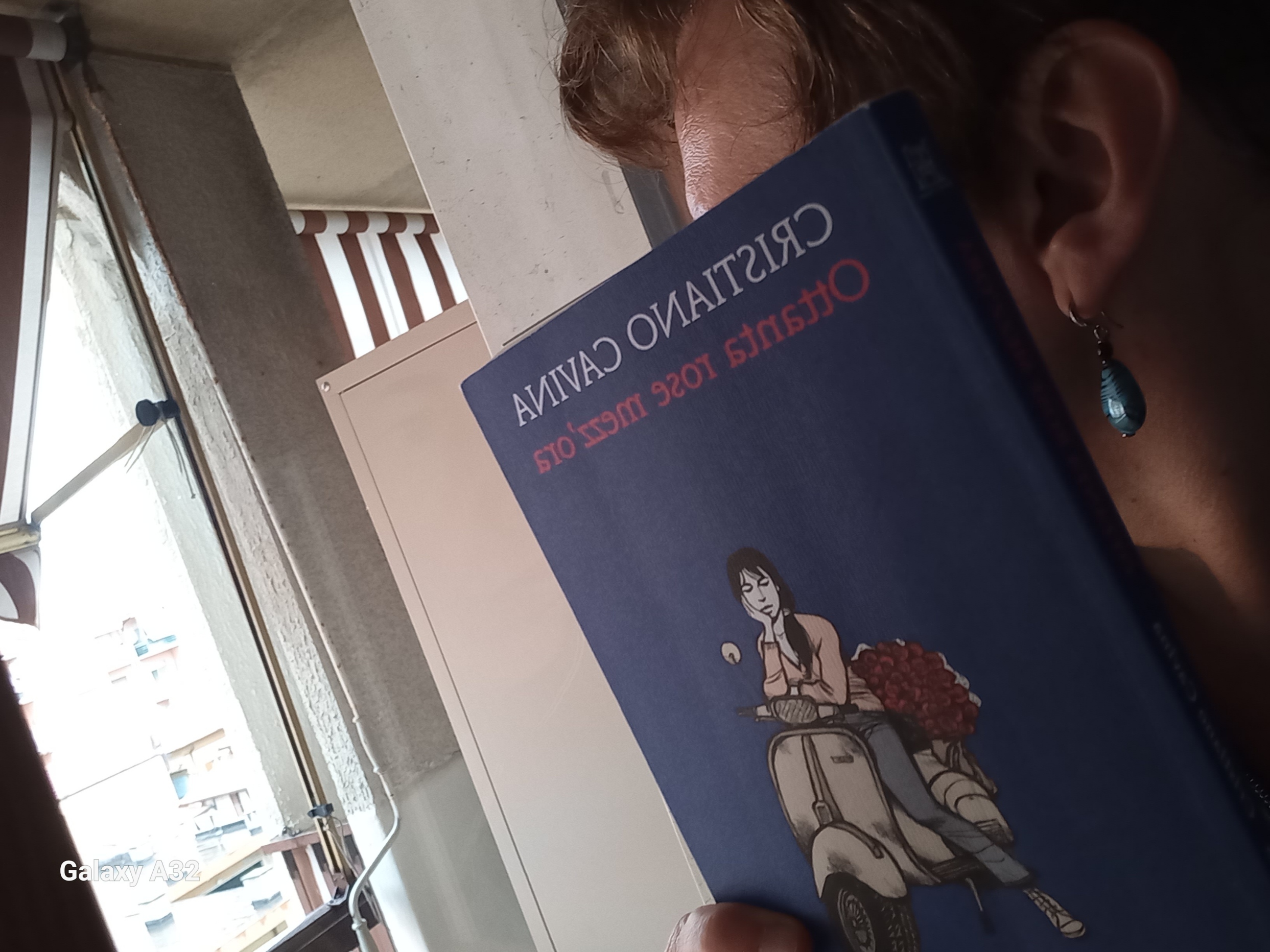Ilaria assorta che legge Ottanta rose mezz'ora